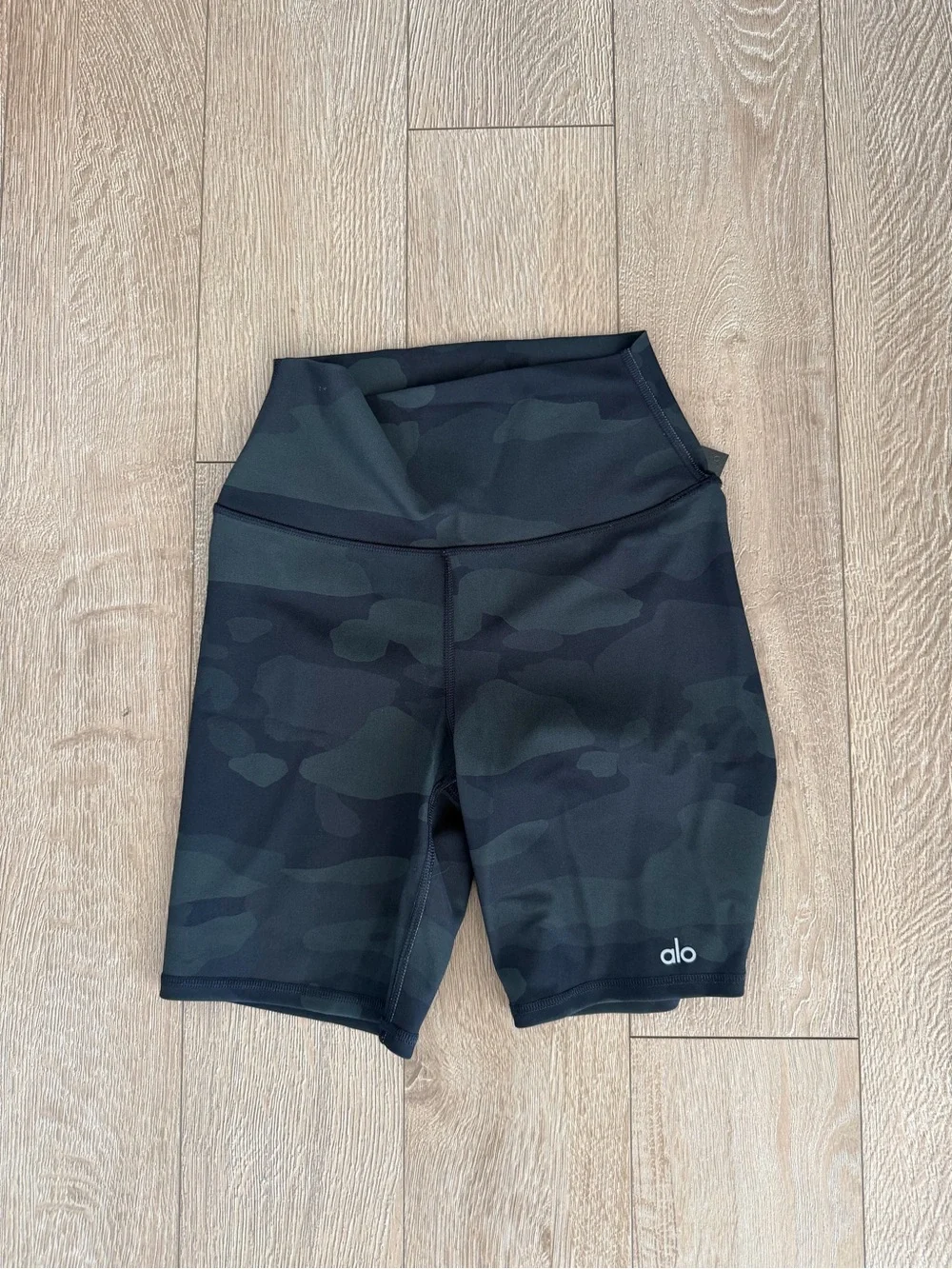 Alo Yoga Small Camo Biker Shorts. 💚⚡️